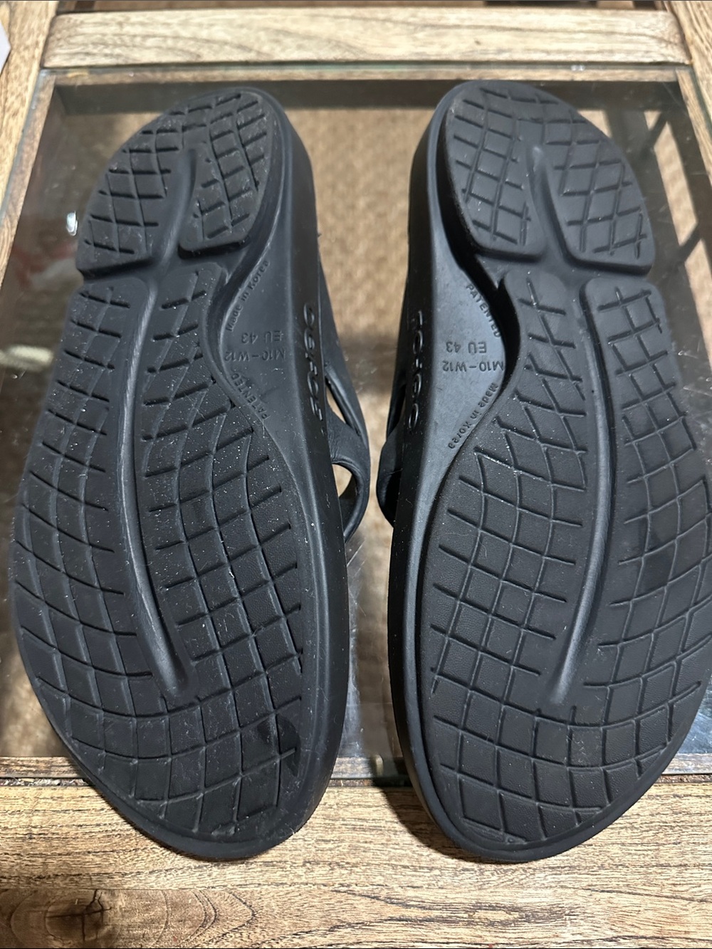 OOFOS Black Recovery Thong Sandals - Picture 5 of 6